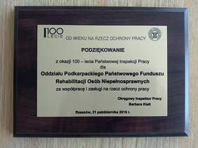 Okolicznościowy graweron, podziękowanie dla Oddziału Podkarpackiego PFRON od Okręgowego Inspektora Pracy w Rzeszowie