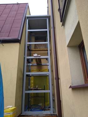 Pokaż zdjęcie: Winda przy Urzędzie Gminy w Wojcieszkowie,fot. U.G.Wojcieszków