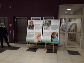 Pokaż zdjęcie: Fotografie w holu głównym