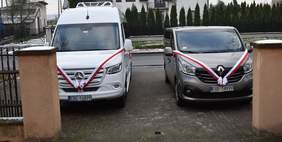 Pokaż zdjęcie: na zdjęciu: nowe pojazdy przeznaczone do przewozu podopiecznych WTZ w Dąbrowie Rusieckiej