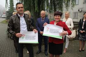 Pokaż zdjęcie: na zdjęciu: przedstawiciel Oddziału Łodzkiego PFRON Przemysław Suligorski oraz Burmistrz Miasta Brzeziny Ilona Skipor