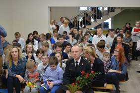 Pokaż zdjęcie: zebrani goście  i uczniowie Zespołu Szkół Specjalnych w Głownie