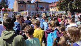 Tłum młodzieży na rynku, przed wystawą