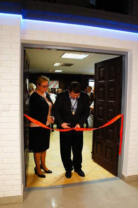 Pokaż zdjęcie: Uroczyste przecięcie wstęgi nowo powstałego "Klubu Seniora" w Raciążku przez Wójta Gminy Raciążek - p. Wiesławę Słowińską oraz Sekretarza Gminy - p. Michała Suchomskiego