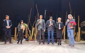 Pokaż zdjęcie: Wręczenie statuetek przez dyrektor Martę Mordarską