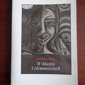 Pokaż zdjęcie: Autorem wierszy i ilustracji do nich w tomiku poezji pt. "W blasku i ciemności" jest Wojciech Ruprecht - uczestnik WTZ im. Edwarda Stachury w Aleksandrowie Kuj.
