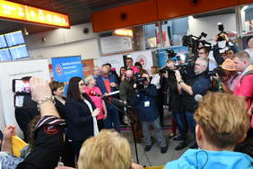 Dziennikarze\ z  kamerami telewizyjnymi