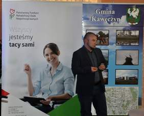 Pokaż zdjęcie: Tomasz Skrzydło z Warsztatu Terapii Zajęciowej „Pomost" w Poznaniu jednym z prelegentów podczas konferencji