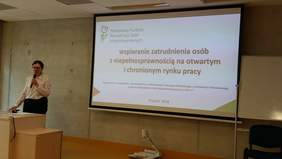 Pokaż zdjęcie: Prelekcja przedstawiciela Oddziału Wielkopolskiego PFRON pt.: „Wspieranie zatrudnienia osób z niepełnosprawnością na otwartym i chronionym rynku pracy"
