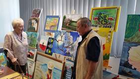 Pokaż zdjęcie: Oglądanie wystawy prac uczestników XVI edycji Konkursu Plastycznego PFRON przez mieszkańców Domu Pomocy Społecznej z Poznania