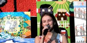 Pokaż zdjęcie: Występ uczennicy wokalistyki jazzowej i rozrywkowej z Poznańskiej Ogólnokształcącej Szkoły Muzycznej podczas gali XVI edycji Konkursu Plastycznego „Sztuka Osób Niepełnosprawnych"