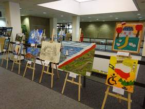 Pokaż zdjęcie: Wystawa prac plastycznych osób niepełnosprawnych w Bibliotece Głównej Uniwersytetu Ekonomicznego w Poznaniu