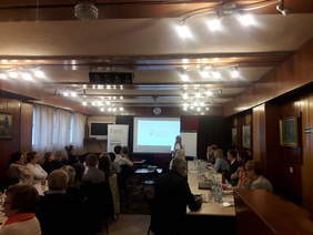 Pokaż zdjęcie: Pracownik PFRON wygłasza prelekcję