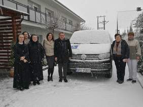 Pokaż zdjęcie: Nowy samochód do przewozu podopiecznych Domu Pomocy Społecznej Prowadzonego przez Zgromadzenie Sióstr Pielęgniarek  Według Trzeciej Reguły św. Franciszka