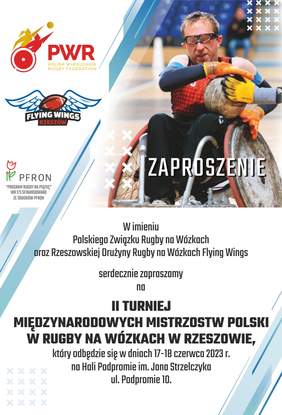 Zaproszenie na wydarzenie, z lewej strony loga PWR (Polish wheelchair Rugby Federation, Flying Winng i PFRON) z prawej zawodnik z piłką na wózku inwalidzkim aktywnym, poniżej informacja o terminie, miejscu itp.)