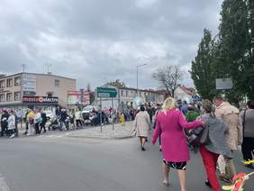 Pokaż zdjęcie: Korowód uczestników obchodów