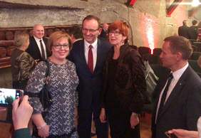 Pokaż zdjęcie: Spotkanie Marty Mordarskiej, dyrektor Małopolskigo Oddziału PFRON z Elżbietą Rafalską, Minister Rodziny, Pracy i Polityki Społecznej w Kopalni Soli „Wieliczka”