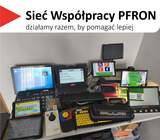 W górnej części zdjęcia znajduje się logo z tekstem: „Sieć Współpracy PFRON działamy razem, by pomagać lepiej”. Poniżej, na białym stole, ułożono sprzęt wspomagający dla osób z niepełnosprawnościami. W głębi stoją tablety i monitory wyświetlające system operacyjny, okna tekstowe oraz kolorowe symbole komunikacyjne. Na pierwszym planie leżą specjalistyczne urządzenia: klawiatura z dużymi przyciskami, komunikator z żółtym tłem, panel z czarną podstawą i żółtą klawiaturą oraz podłużna linijka brajlowska.
