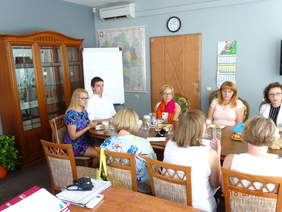 Pokaż zdjęcie: Prezentacja SOW pracownicy Oddziału Mazowieckiego oraz przedstawiciele PCPR wraz z prelegentami siedzą przy stole