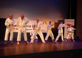 Pokaż zdjęcie: Pokaz karate w wykonaniu uczestników ŚDS Brzezie