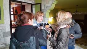 Pokaż zdjęcie: Marta Mordarska, Dyrektor Małopolskiego Oddziału PFRON podczas wywiadu w MCK Sokół w Nowym Sączu