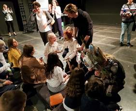 Pokaż zdjęcie: Spotkanie Dzieci - widzów z Aktorami spektaklu "Kwiat Paproci" na scenie "Miniatura" Teatru im. J.Słowackiego