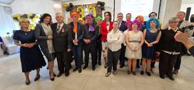 Pokaż zdjęcie: Grupa gości oraz kadra i uczestnicy WTZ pozują do pamiątkowego zdjęcia.