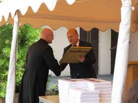 Dyrektor Brodnickiego Centrum Caritas - ks. mgr Grzegorz Bohdan podczas odbierania gratulacji i upominku od Starosty Powiatu Brodnickiego - Piotra Boińskiego