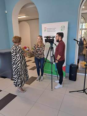 Dyrektor Aleksandra Gierej podczas udzielania wywiadu mediom