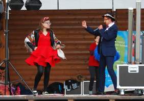 Pokaż zdjęcie: Występ podopiecznych Stowarzyszenia "Nasz Dom"