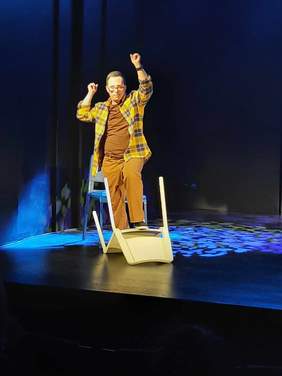 Pokaż zdjęcie: Tańczący artysta