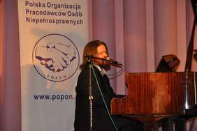 Pokaż zdjęcie: Wydarzenie uświetnił recital Pana Tobiasza Staniszewskiego – finalisty programu The Voice of Poland