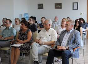 Pokaż zdjęcie: W pierwszym rzędzie siedzą Jerzy Dębski Dyrektor Oddziału Lubelskiego PFRON i Andrzej Pruszkowski Dyrektor Wojewódzkiego Urzędu Pracy