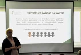 Pokaż zdjęcie: Justyna Sikorska z Oddziału Wielkopolskiego PFRON wygłasza prelekcję pt.: „Niepełnosprawny sprawny w pracy”