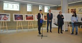 Pokaż zdjęcie: Przemówienie dr Anny Skupień, dyrektor Oddziału Wielkopolskiego PFRON podczas otwarcia wystawy „Pragnę Zwyciężać”