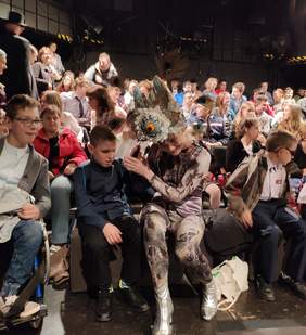 Pokaż zdjęcie: Spotkanie Dzieci - widzów z Aktorami spektaklu "Kwiat Paproci" na scenie "Miniatura" Teatru im. J.Słowackiego