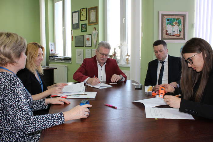 Pokaż zdjęcie: Podpisanie umowy