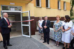 Pokaż zdjęcie: Uroczystość przecięcia okolicznościowej wstęgi - po stronie lewej: Krzysztof Smela Starosta Częstochowski, po prawej: Jan Wroński Dyrektor Śląskiego Oddziału PFRON, pozostali uczestnicy wydarzenia