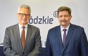 Pokaż zdjęcie: Dwaj mężczyźni pozujący do zdjęcia