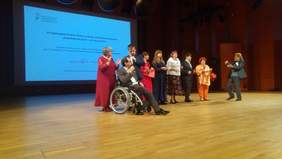 Pokaż zdjęcie: występy artystyczne na gali wojewódzkiego etapu konkursu plasycznego Sztuka Osób Niepełnosprawnych
