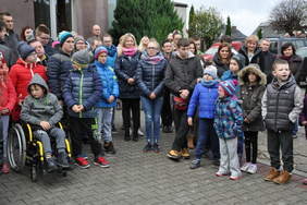 Pokaż zdjęcie: Uroczystość przekazania nowego busa dla SOSW w Broninie 