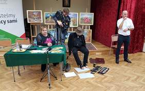 Pokaż zdjęcie: Spotkanie z artystą Stanisławem Kmiecikiem tłumaczone na język migowy