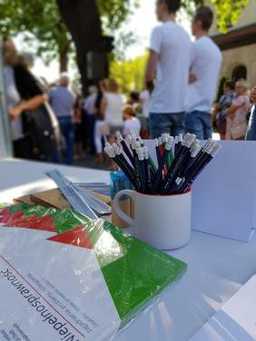 Pokaż zdjęcie: Stoisko informacyjne Małopolskiego Oddziału PFRON podczas uroczystości ku czci Przemienienia Pańskiego w Parafii św. Małgorzaty w Nowym Sączu