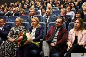 Pokaż zdjęcie: Zdjęcie widowni na której siedzą zaproszeni goście.