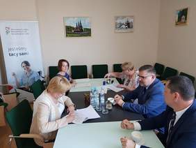 Pokaż zdjęcie: Podpisywanie umowy w ramach "Programu Wyrównywania Różnic Między Regionami III"- Marta Mordarska, Dyrektor Małopolskiego Oddziału PFRON z Przedstawicielami Powiatu Bocheńskiego