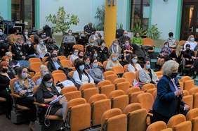 Pokaż zdjęcie: Chetnie zadawano pytania 