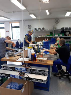 Pokaż zdjęcie: Hala produkcyjna, widok ogólny na pięć stanowisk pracy monterów