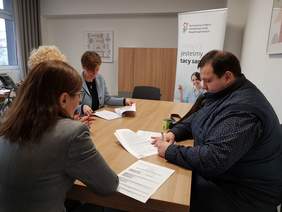 Pokaż zdjęcie: Podpisanie umowy z Fundacją Akme na realizację programu „Absolwent” 