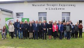 Pokaż zdjęcie: Uroczystość oddania do użytku budynku WTZ w Liszkowie po termomodernizacji, z udziałem Anny Skupień, dyrektor Oddziału Wielkopolskiego PFRON
