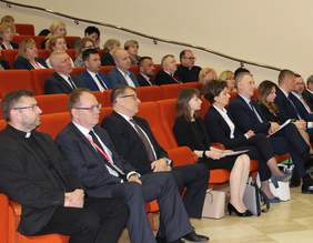 Pokaż zdjęcie: Zaproszeni goście w pierwszy rzędzie sali konferencyjnej